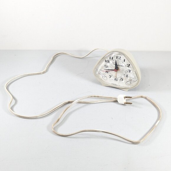 Vintage 1950s Triangular Ingraham electric alarm clock (wired) White pearl face - Picture 2 of 12
